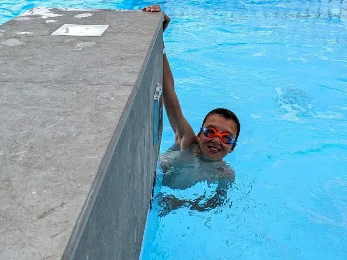 Camping Cherbourg avec piscine couverte et espace ludique pour enfants