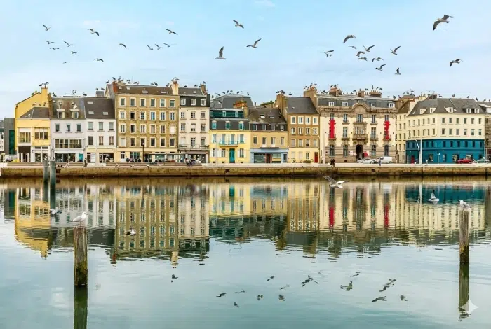 Camping Cherbourg, bassin portuaire entouré de bâtiments du centre-ville