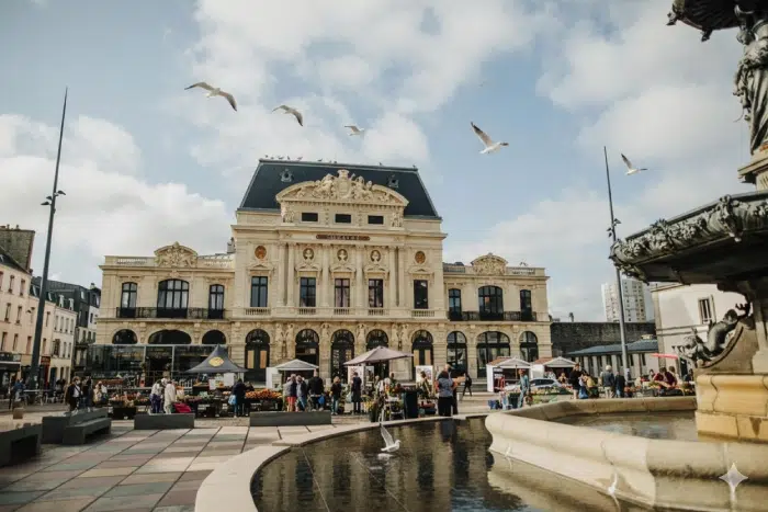 Camping Cherbourg, bâtiment historique du théâtre et place centrale avec marché