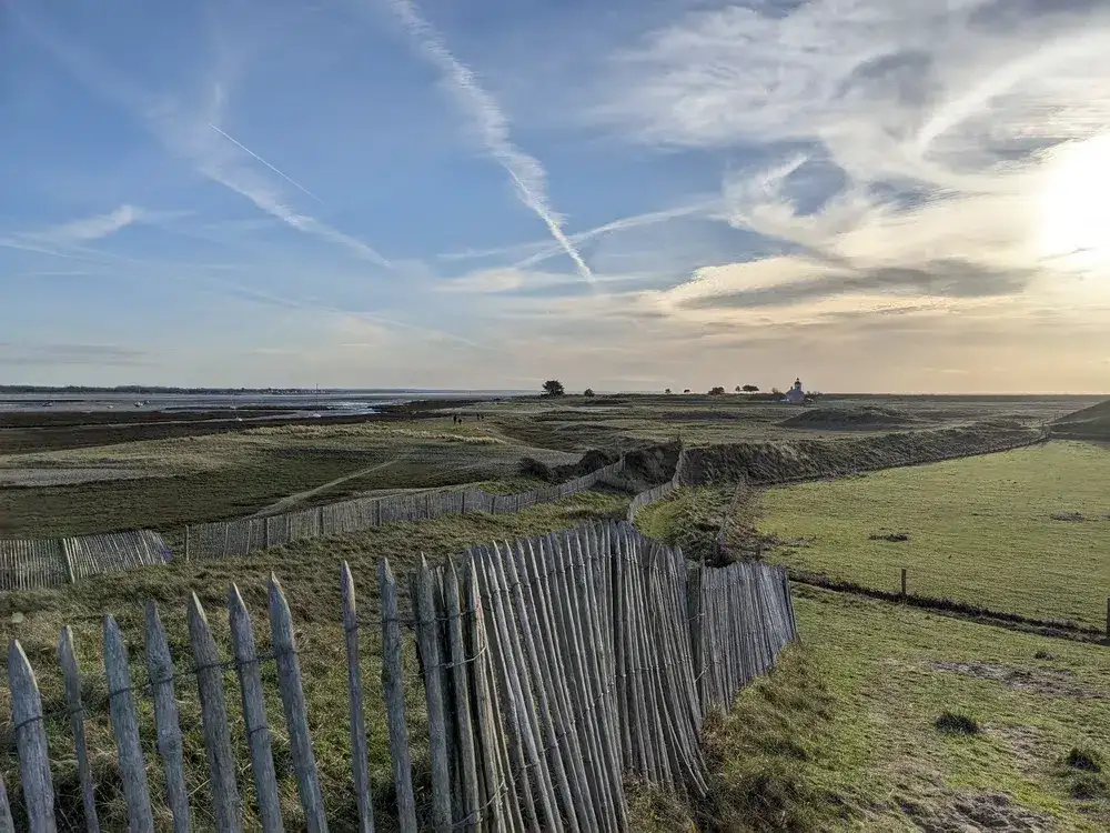 Paysages sauvages de la Pointe d’Agon près de notre camping Granville, parfaits pour les randonnées en bord de mer.