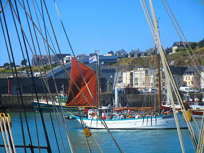 Voilier et port typique situés près de notre camping Granville, un lieu idéal pour explorer le littoral normand.