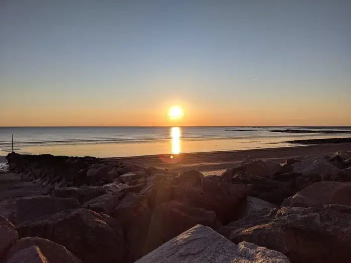 Coucher de soleil près de notre camping Granville, idéal pour admirer la côte normande en soirée.