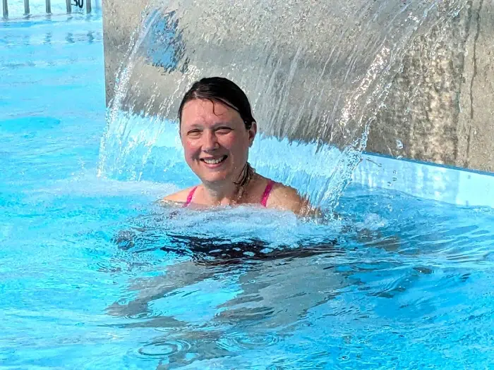 Camping Manche Agon Coutainville avec piscine couverte et chauffée, enfant jouant dans la piscine