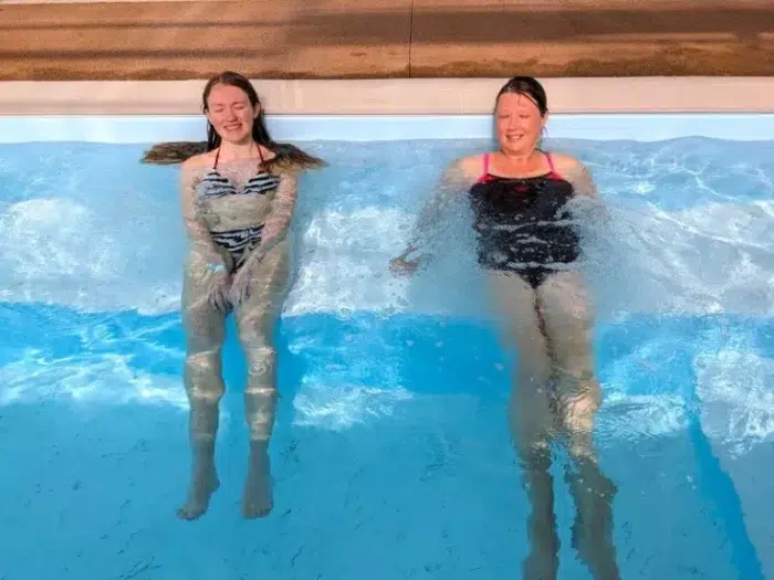 Camping Manche Agon Coutainville avec piscine couverte et chauffée, personnes se relaxant dans la piscine