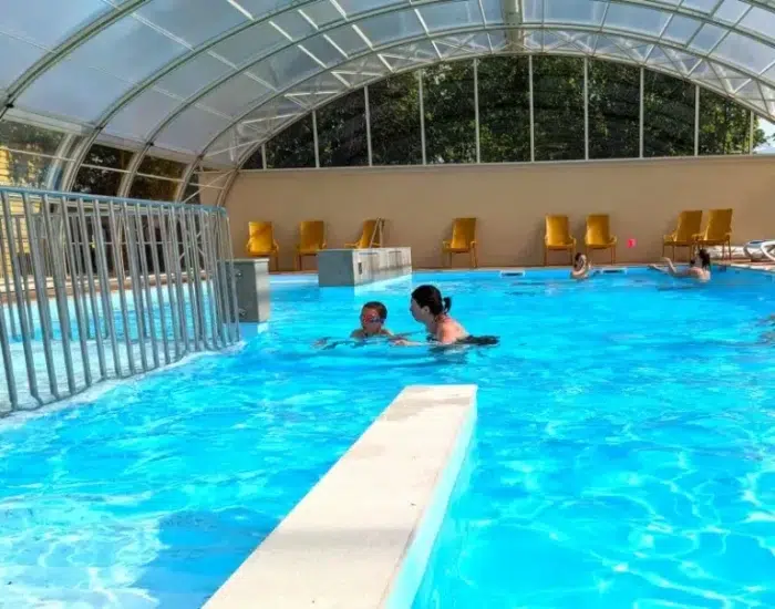 Camping Manche Agon Coutainville avec piscine couverte et chauffée, espace aquatique familial intérieur