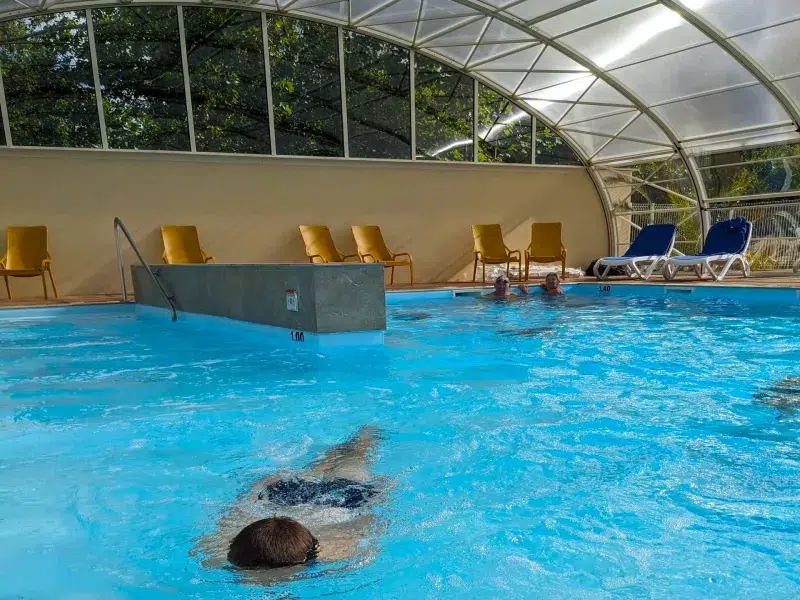 Séjournez dans un camping doté d’une piscine couverte à deux pas de Granville et profitez d’activités variées entre mer, nature et détente.