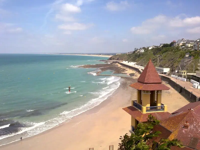 Admirez la plage du Plat Gousset à Granville lors de votre séjour dans notre camping dans la Manche avec piscine couverte, idéal pour des vacances entre mer, détente et découverte.