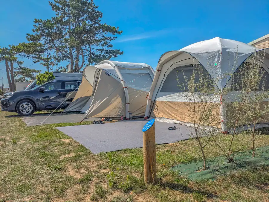 Emplacement tente au camping Agon-Coutainville dans la Manche, idéal pour un séjour nature