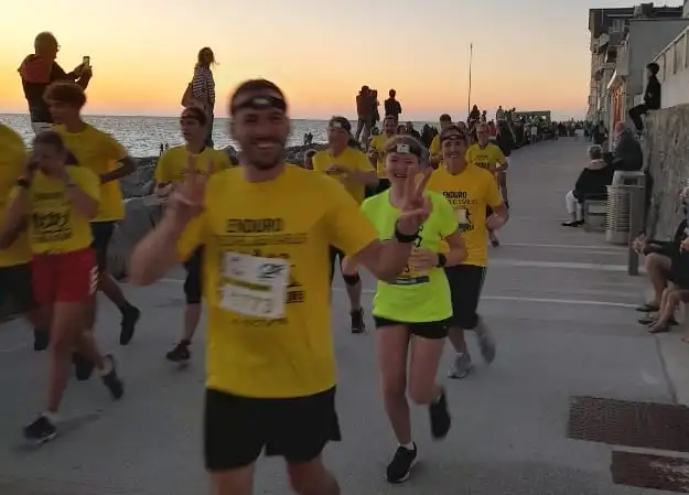 Participants à l'Enduro dingo de l'enduro des sables sur la digue d'Agon Coutainville