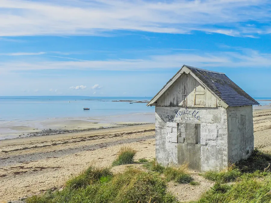 Cabane La Poulette sur la plage d’Agon-Coutainville, près du camping dans la Manche