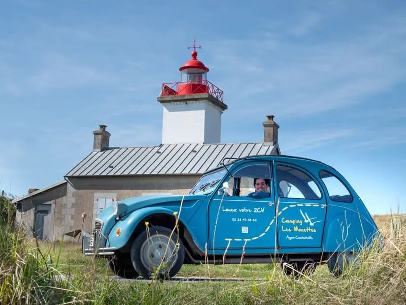 Vacancière en promenade au phare de la Pointe d'Agon avec 2cv du camping Les Mouettes à Agon Coutainville