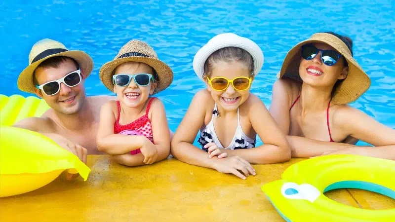 Vacancière profitant de la piscine du camping à Agon-Coutainville dans la Manche.