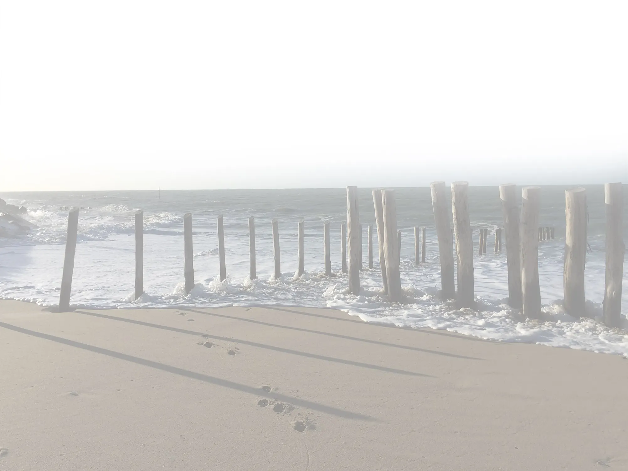Bord de mer à Agon-Coutainville avec les pieux en bois, proche du camping dans la Manche