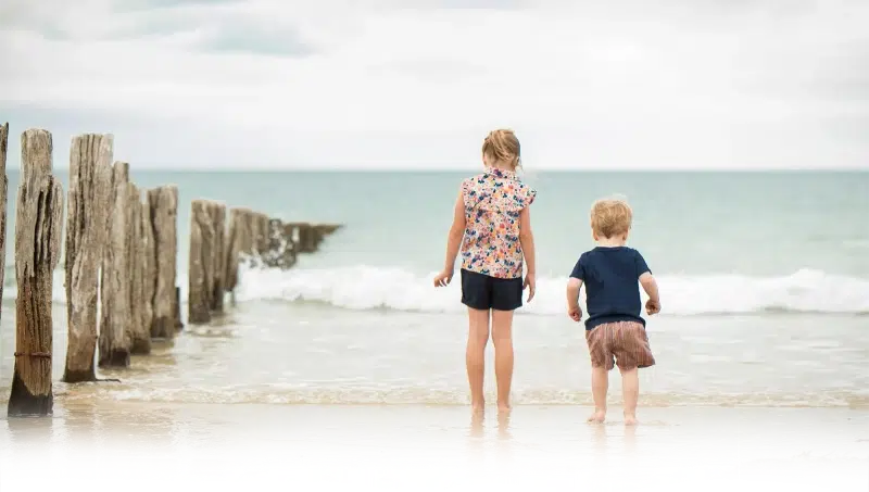Deux enfants jouant au bord de la mer près du camping à Agon-Coutainville dans la Manche