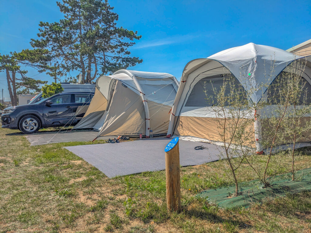 emplacements avec tentes de camping délimité par des haie à camping agon coutainville proche de la mer dans la Manche