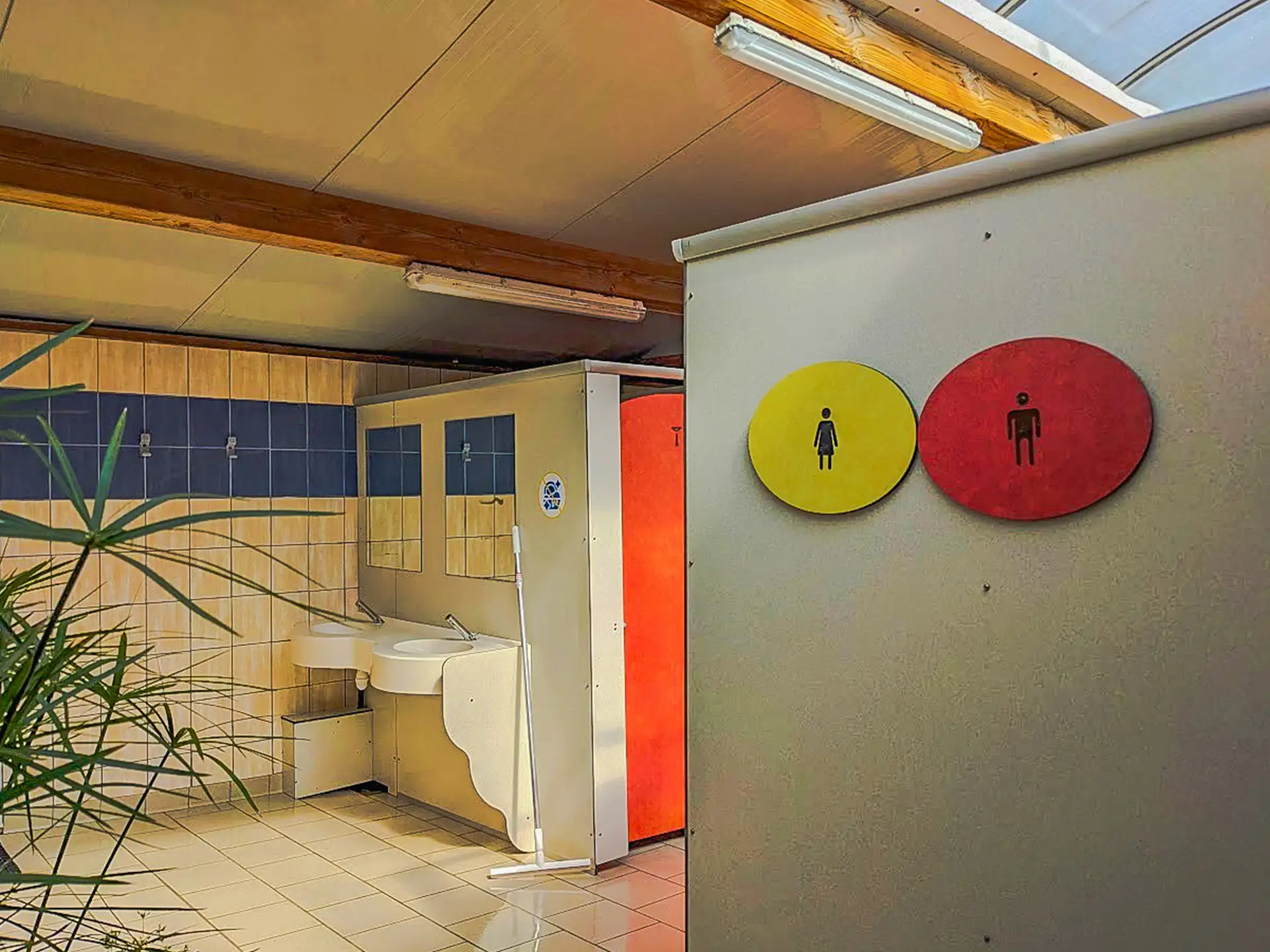 sanitary facilities camping les mouettes entrance