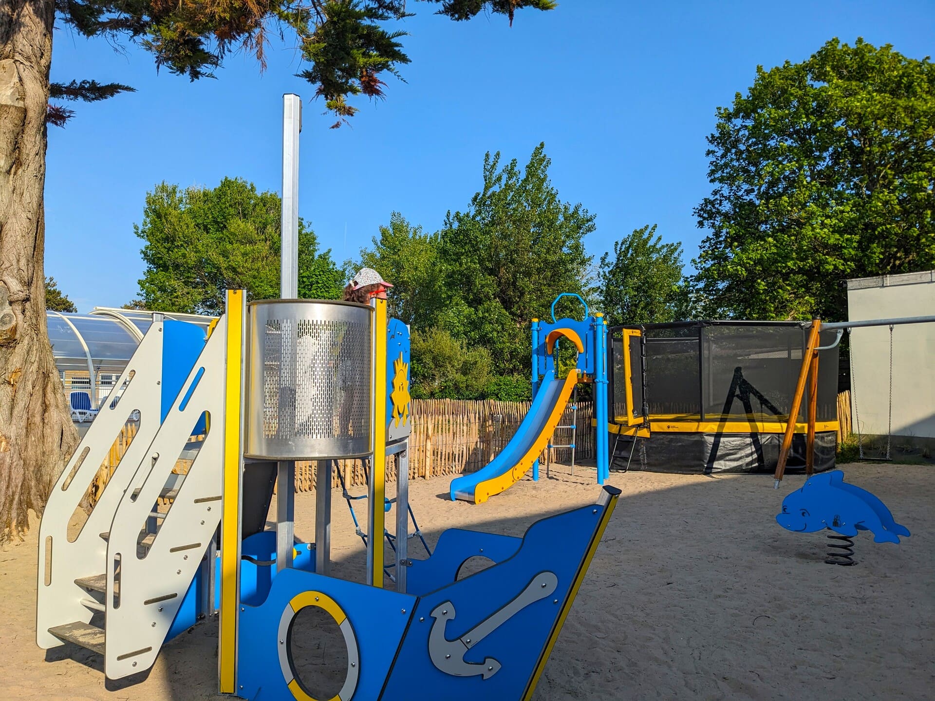 Aire de jeux pour enfants du camping 2 étoiles dans la Manche