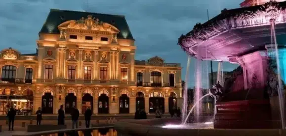 Camping Cherbourg, port avec bateaux et quais en bord de mer