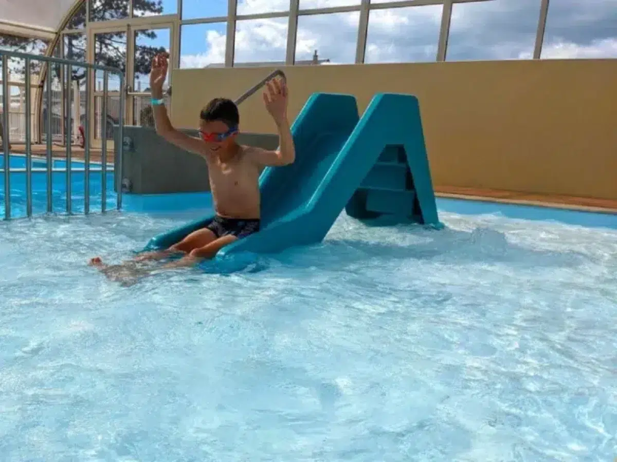 Profitez d’un séjour en famille dans notre camping en Manche avec piscine couverte et toboggan pour enfants. Un espace aquatique chauffé, idéal pour des vacances ludiques et relaxantes près de la mer.