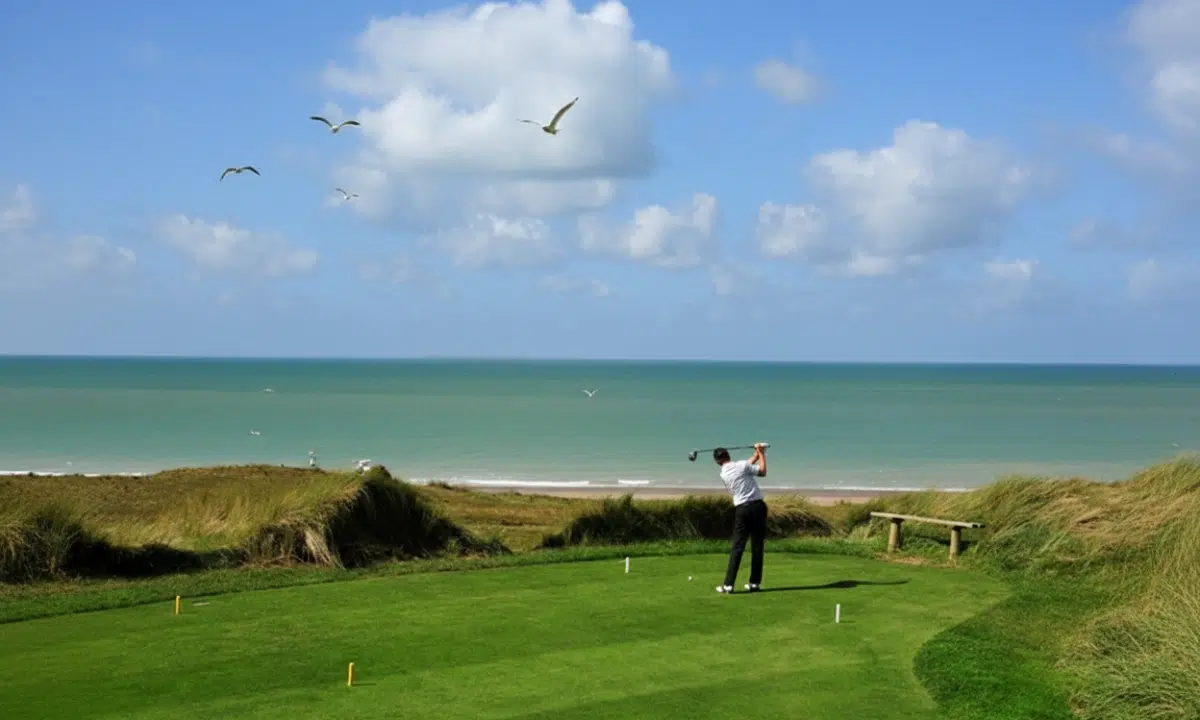 Vue du golf de Granville, parcours en bord de mer avec fairway verdoyant et océan en arrière-plan