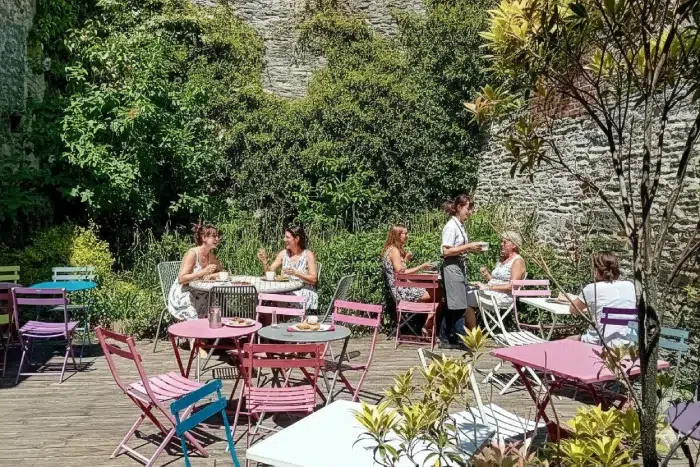 Restaurant Cherbourg L’Apple Garden Café – terrasse végétalisée et ambiance conviviale (1)