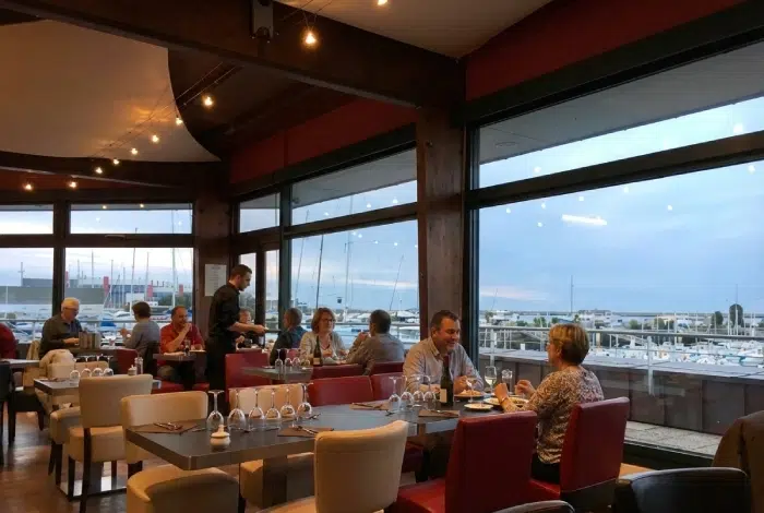 Restaurant Cherbourg L’Équipage – salle chaleureuse et ambiance maritime