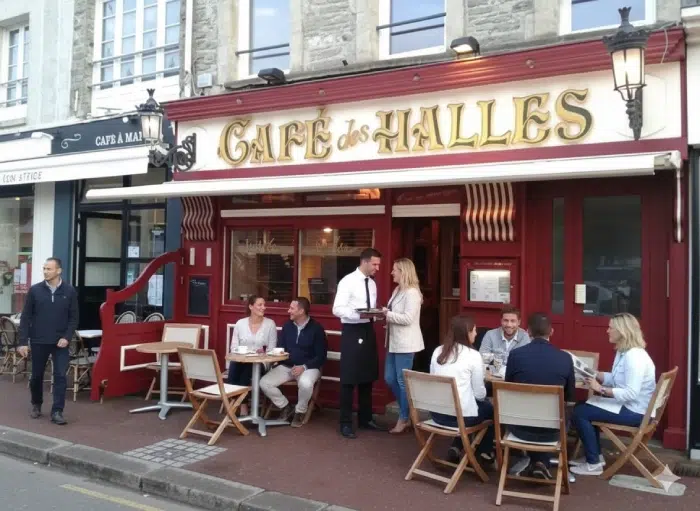 Restaurant Cherbourg Le Café des Halles – façade typique et terrasse en centre ville