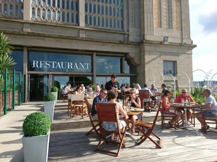 Restaurant Cherbourg Le Quai des Mers avec terrasse et vue sur le port