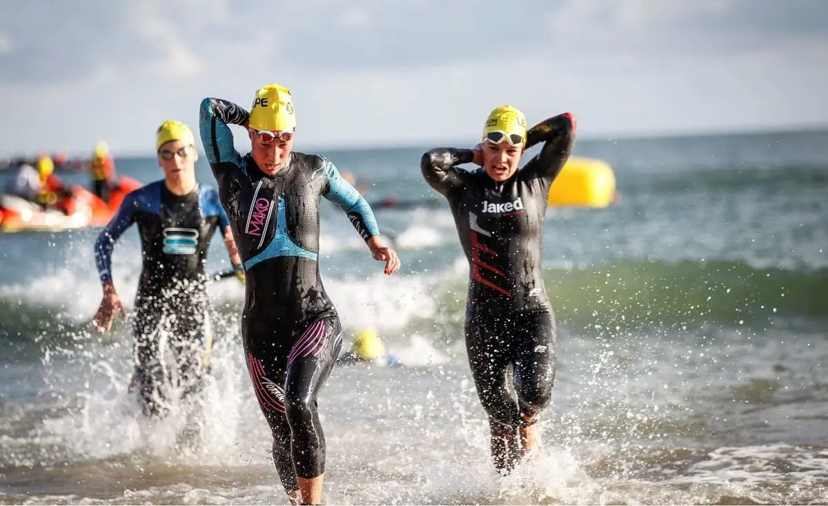 Triathlète lors de l'épreuve de natation du Triathlon d'Agon Coutainville