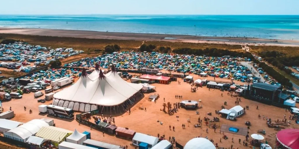 Chapiteau et scène du festival de Montmartin sur mer dans la Manche