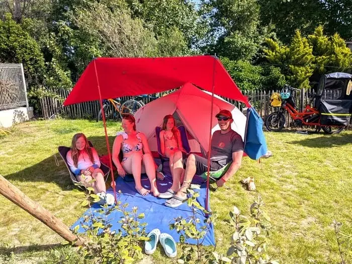 tente sur mplacement camping pour randonneurs et cyclistes dans la Manche à agon coutainville sur le gr223